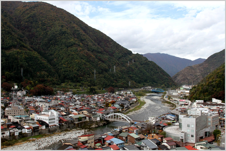 天守閣から望む飛騨市神岡町